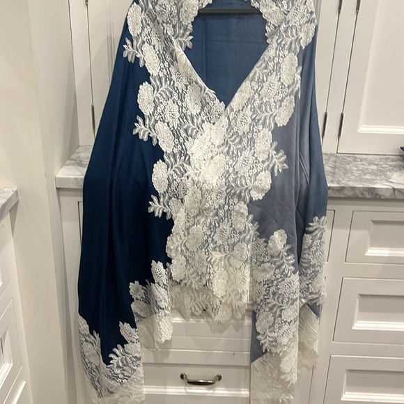 Cleaver Carriage Company Lace wool and silk Scarf - Picture 3 of 4